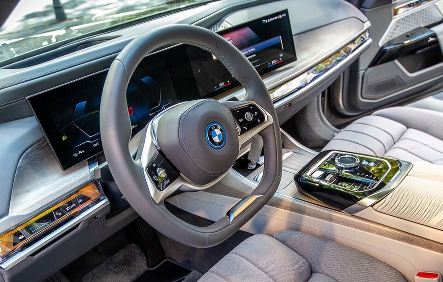 BMW i7 dashboard and iDrive system