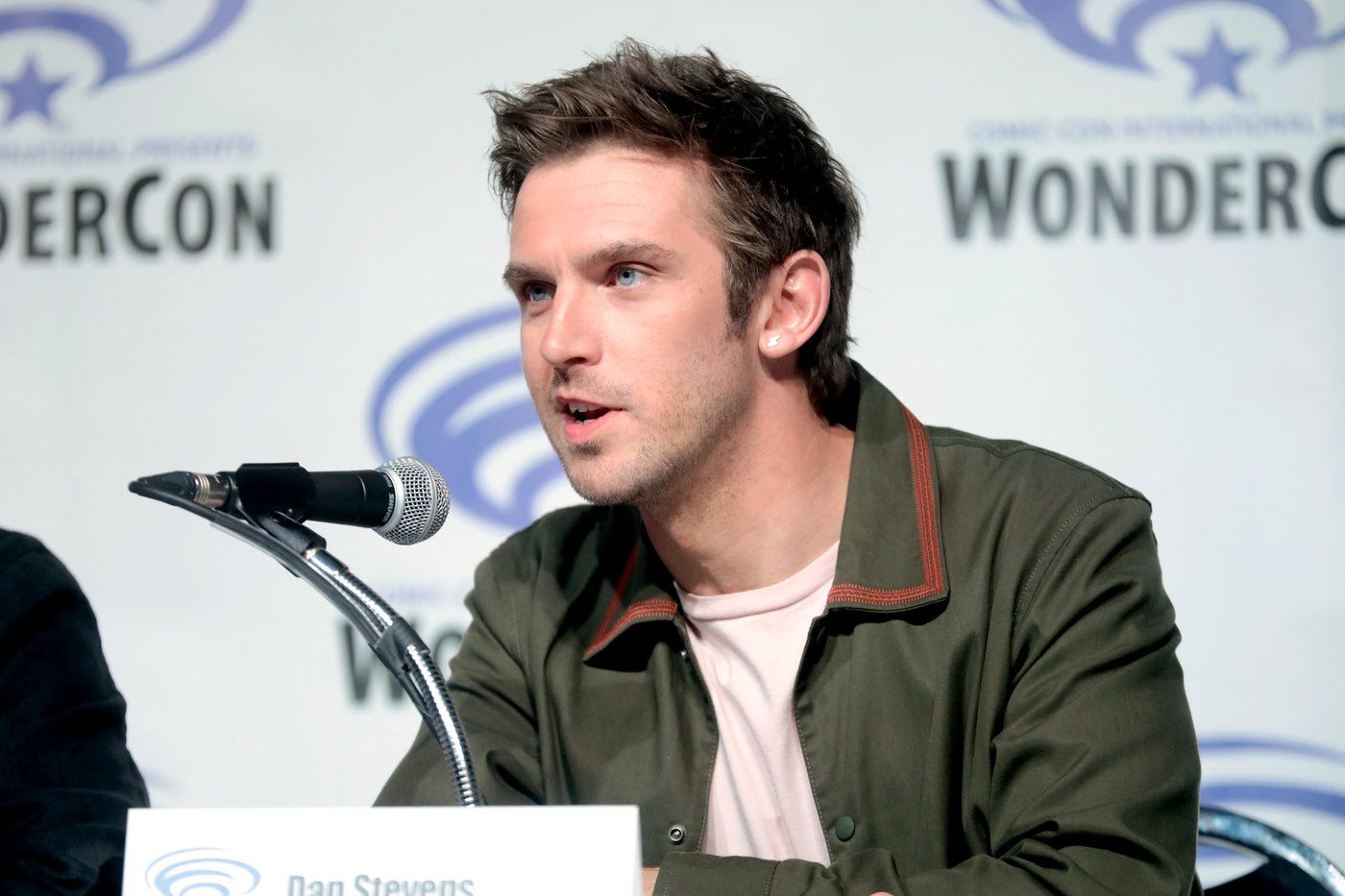 Dan Stevens speaking on a convention panel