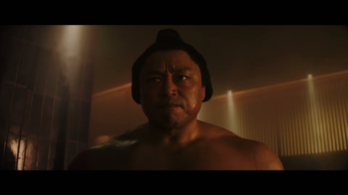A sumo wrestler with a topknot in a Japanese bathhouse in the Street Fighter trailer