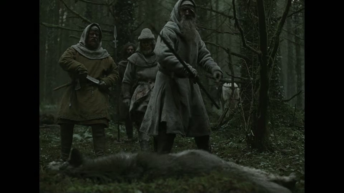Armed men finding something dead in the woods, from the Werwulf trailer